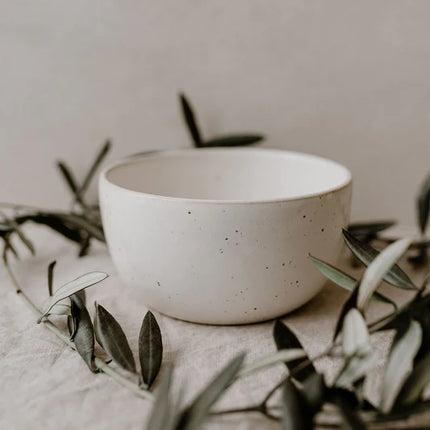 Minimalistische keramische kom uit 3-delige servies set