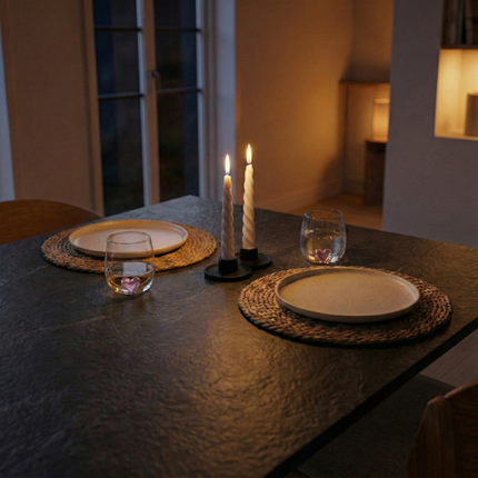 Tafelset voor 2 met kaarsen, placematten en dinerborden