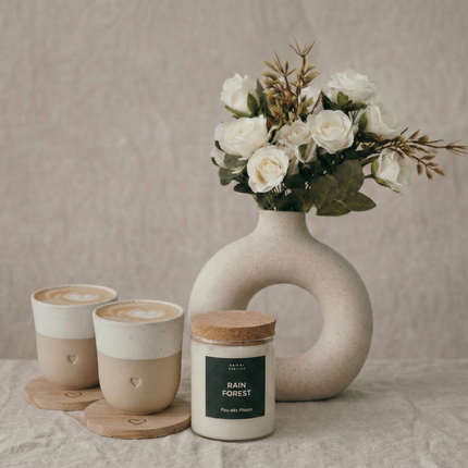 Scandinavische woonaccessoires set met mokken, geurkaars en donut vaas